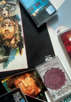 Opakowania płyt i kaset leżą na stole.