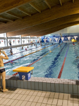 Dzieci na pływalni.