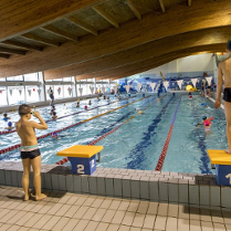 Dzieci na pływalni.