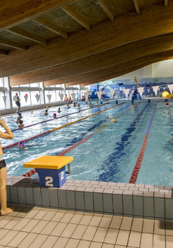 Dzieci na pływalni.