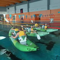 Sześcioro uczestników zajęć w trzech kajakach na basenie.