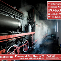 Zdjecie czarnej lokomotywy parowej z czerwonymi elementami. Z lokomotywy wydobywa się para.