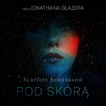 Plakat przedstawia twarz kobiety wyłaniającą się z mroku i gwiazd. Na jej lewym policzku i brodzie rysuje się wielobarwna plama kosmicznej poświaty.