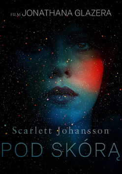 Plakat przedstawia twarz kobiety wyłaniającą się z mroku i gwiazd. Na jej lewym policzku i brodzie rysuje się wielobarwna plama kosmicznej poświaty.