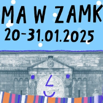Grafika promująca wydarzenie "Zima w Zamku" odbywające się w dniach 20-31 stycznia 2025 roku. Na jasnoniebieskim tle przedstawiono ilustrowany fragment fasady zamku w szarych odcieniach, otulony w kolorowy szalik w paski - pomarańczowe, fioletowe, białe i niebieskie. Wieża zamkowa ma dorysowane oczy i uśmiech. W tle widać padające śnieżynki, które podkreślają zimowy charakter wydarzenia.