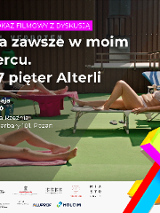 Plakat pokazu filmowego z dyskusją "Na zawsze w moim sercu", 27 Pietro Alterii, 7 maja w Starej Rzeźni w Poznaniu, osoby leżące na leżakach na zielonej podłodze.