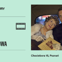 Plakat Domu Kultury w Poznaniu zapraszający na pokaz filmu w sali koncertowej przy ul. Chociebora 15; zdjęcie przedstawia Meryl Streep i Hugh Granta w strojach wieczorowych wewnątrz samochodu.