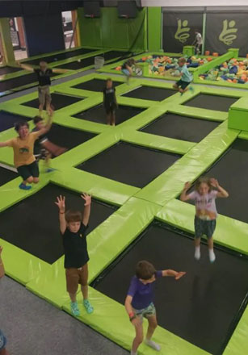 Dzieci na trampolinach.