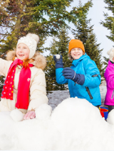 Trzy dziewczynki na śniegu.