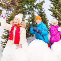 Trzy dziewczynki na śniegu.