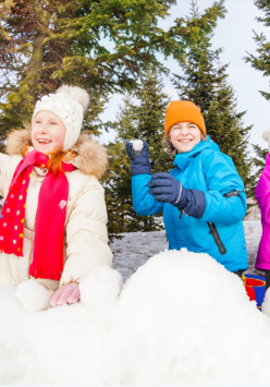 Trzy dziewczynki na śniegu.