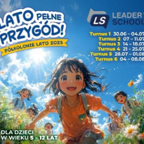 Grafika reklamująca Półkolonie językowo - sportowe, rysunkowe postaci dzieci rozbigane na łące, obok napisy informujące o wydarzeniu.