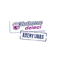 Rysunek dłoni po lewej stronie. W centrum napis o treści Kortowo dzieci, na który w dolnej części nachodzi napis o treści aventuras, napisany dużymi literami.