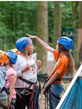 Dzieci w uprzężach i w kaskach.