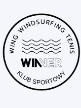 Logo z napisem klub sportowy winner, wpisane w koło z rysunkiem fal w jego centralnej części.