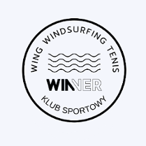 Logo z napisem klub sportowy winner, wpisane w koło z rysunkiem fal w jego centralnej części.