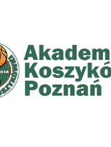 Napis o treści Akademia Koszykówki Poznań, po lewej logo z dłonią kręcącą piłkę do koszykówki.