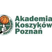 Napis o treści Akademia Koszykówki Poznań, po lewej logo z dłonią kręcącą piłkę do koszykówki.