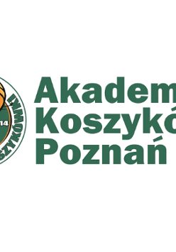 Napis o treści Akademia Koszykówki Poznań, po lewej logo z dłonią kręcącą piłkę do koszykówki.