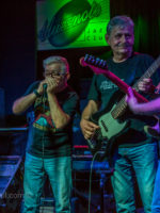 Zdjęcie przedstawiające trzech mężczyzn grających na instrumentach na scenie klubu Blue Note