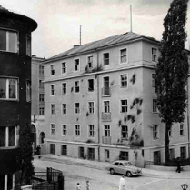 Stara fotografia. Dwa budynki.