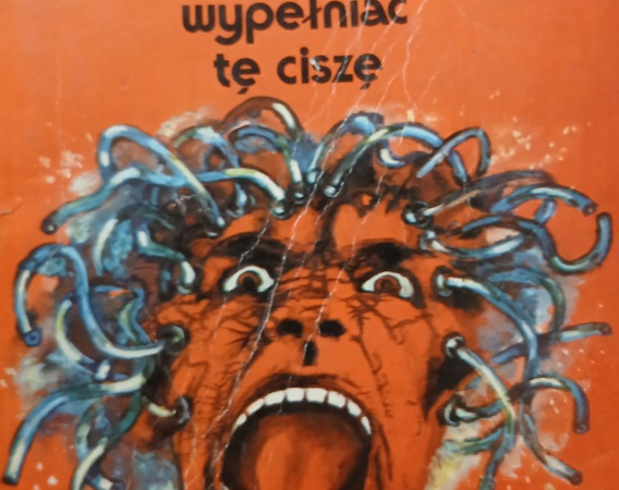 Pomarańczowa okładka książki z grafiką krzyczącej głowy, z której wychodzą kable.