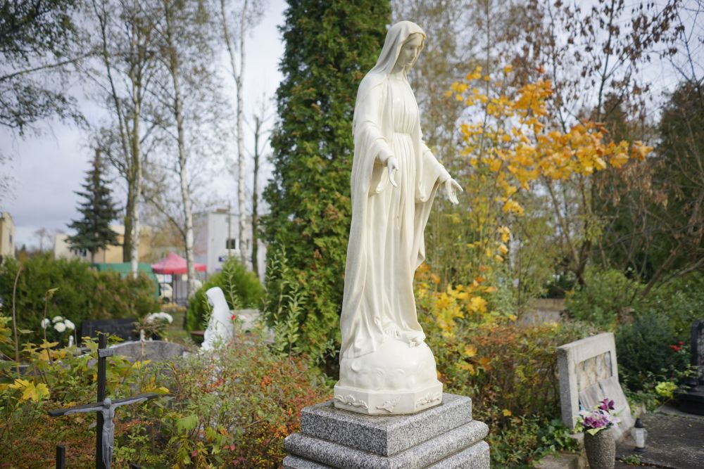 fot. Grzegorz Dembiński Pomnik Matki Boskiej na cmentarzu.