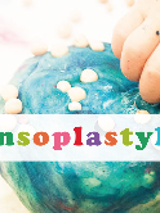 Na zdjęciu ręce dzieci bawiące się kolorami, piaskiem i plasteliną. Mnóstwo zajęć dla dzieci.