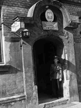 Milicjant na tle budynku