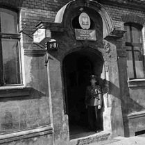 Milicjant na tle budynku