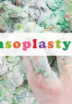 Na zdjęciu ręce dzieci bawiące się kolorami, piaskiem i plasteliną. Mnóstwo zajęć dla dzieci.