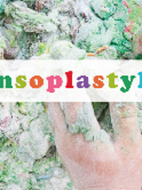 Na zdjęciu ręce dzieci bawiące się kolorami, piaskiem i plasteliną. Mnóstwo zajęć dla dzieci.