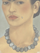 kobieta w związanych w kok ciemnych włosach. Kobieta ma jasną koszulę z koronkowym wykończeniem i naszyjnik z ciemnych korali. Tło jest ciemnoszare.