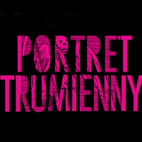 Portret przy stole z nagrobkiem w tle