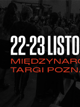 Ciemne tło z białym napisem "22-23 listopada Tattoo konwent". Na czerwono napis: "Międzynarodowe Targi Poznańskie". Po lewej od napisu logo wydarzenia, które składa się z liter P, T, K.