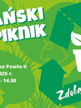 Plakat promujący wydarzenie "Poznański EKOpiknik". Tło jest zielone z motywami liści, strzałek recyklingu oraz konturami przedmiotów takich jak wieszak, koszulka, gumowa kaczuszka i doniczka z rośliną. W centralnej części widnieje duży, biały napis: "Poznański EKOpiknik".
