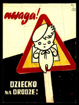 Jedna z prac artysty Henryka Derwicha. Dziecko w kapelusiku na znaku drogowym.