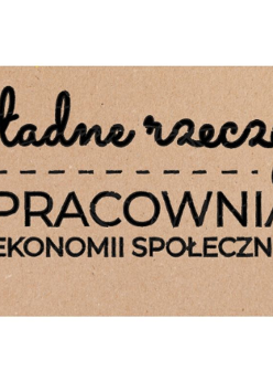 Logo: tekst "Pracownia Ekonomii Społecznej ładne rzeczy"