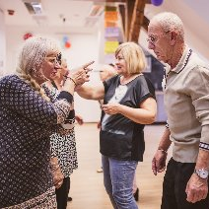 Grupa osób uczestniczących w warsztatach wokalnych.