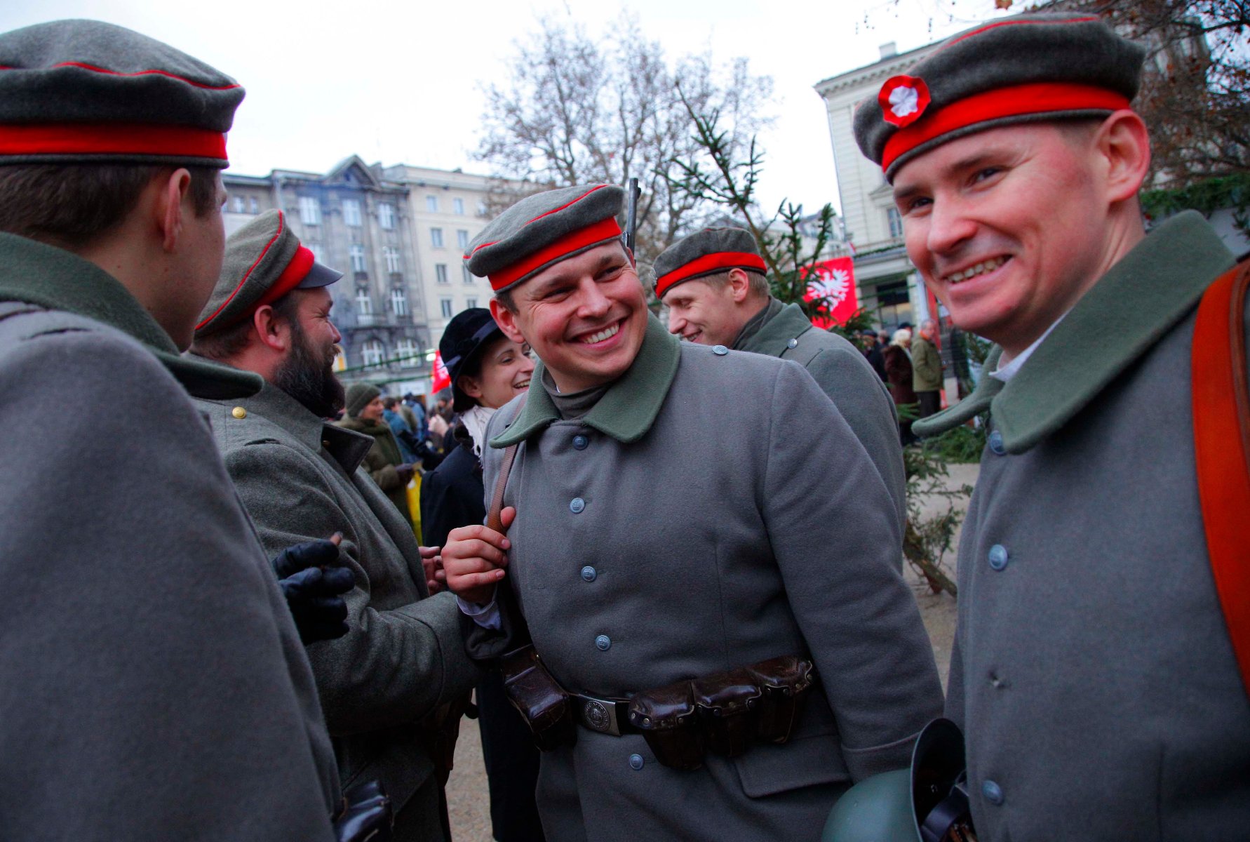 Przebrani za powstanców wielkopolskich młodzi, uśmiechnięci mężczyźni.
