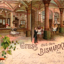 Grafika starej restauracji, z ozdobnym sufitem i wiszącymi lampami. Goście restauracji ubrani w eleganckie stroje. Napis na grafice Gruss aus dem Bismarcktunnel Posen.