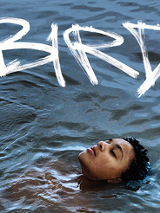 Ciemoskóry chłopiec dryfuje na wodzie.