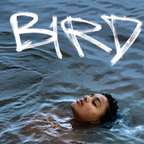 Ciemoskóry chłopiec dryfuje na wodzie.