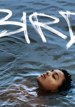 Ciemoskóry chłopiec dryfuje na wodzie.