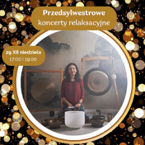 Osoba grająca na misach i gongach, dookoła rozświetlone tło.