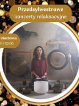 Osoba grająca na misach i gongach, dookoła rozświetlone tło.