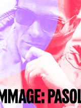 Zdjęcie Pier Paolo Pasoliniego w ciemnych okularach, podpis o treści hommage Pasolini.