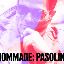 Zdjęcie Pier Paolo Pasoliniego w ciemnych okularach, podpis o treści hommage Pasolini.