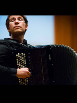 Przemysław Wojciechowski z akordeonem