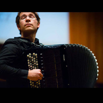 Przemysław Wojciechowski z akordeonem